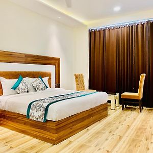 Hotel White House 350 Mtr From Golden Temple